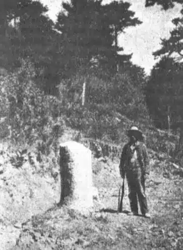 Fotografía del miliario de la vía romana del Puerto de la Fuenfría, D. Antonio Blázquez en 1910